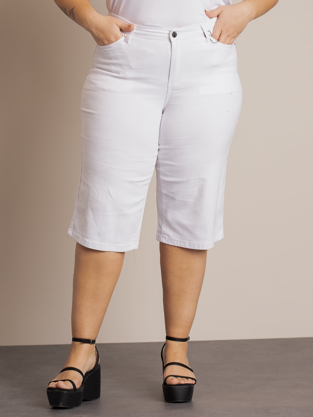 Semi-fitted denim capri