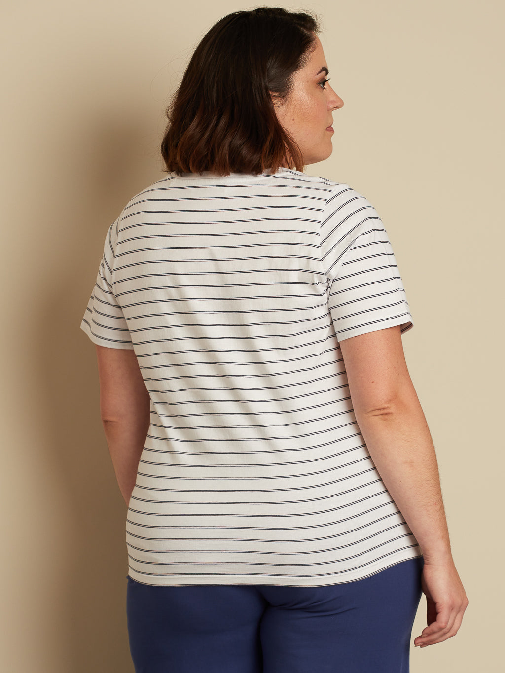 Short-sleeve semi-fitted t-shirt