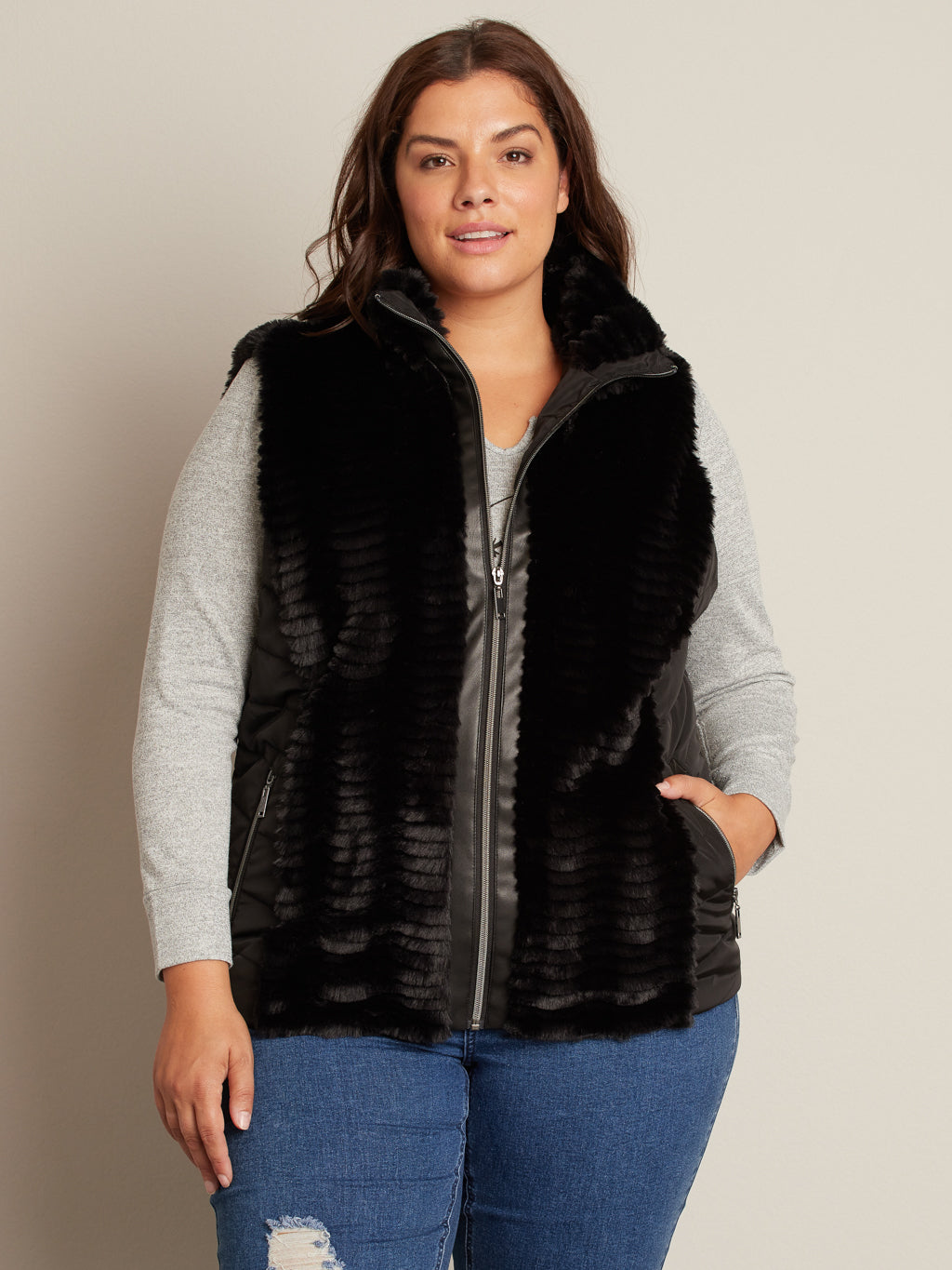 Sleeveless puffer jacket with faux-fur