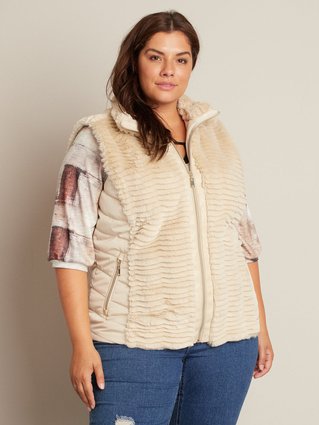 Sleeveless puffer jacket with faux-fur