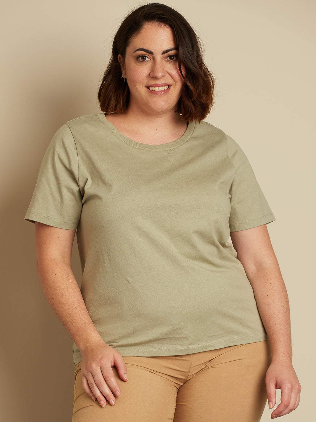 Short-sleeve semi-fitted t-shirt