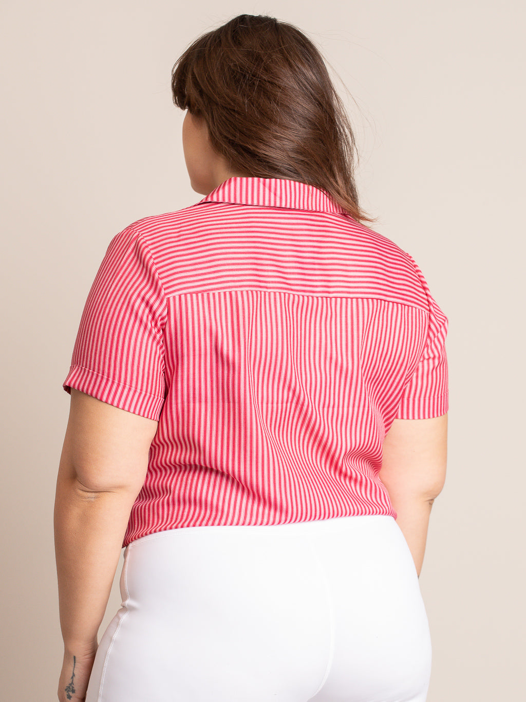 Blouse semi-ajustée à manches courtes avec boutons