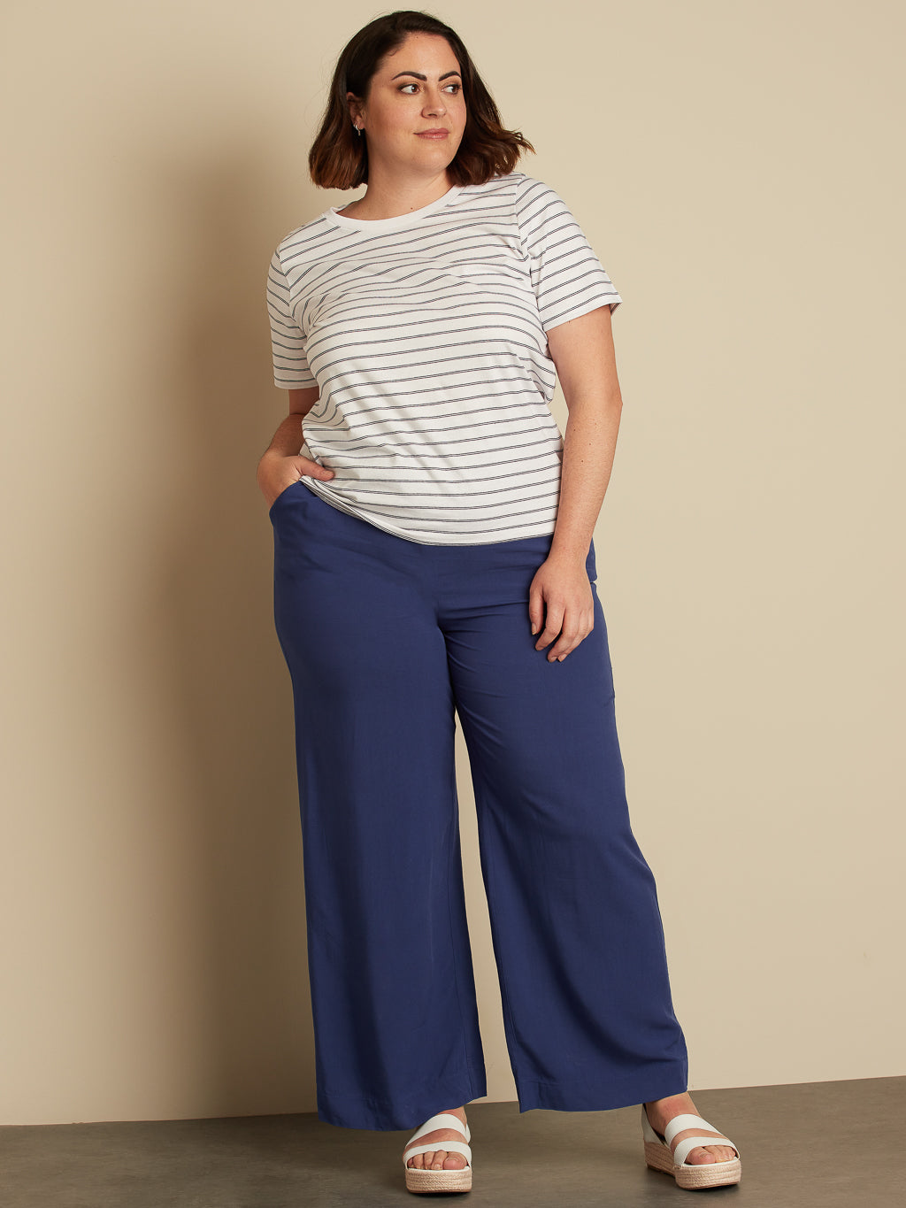 Short-sleeve semi-fitted t-shirt