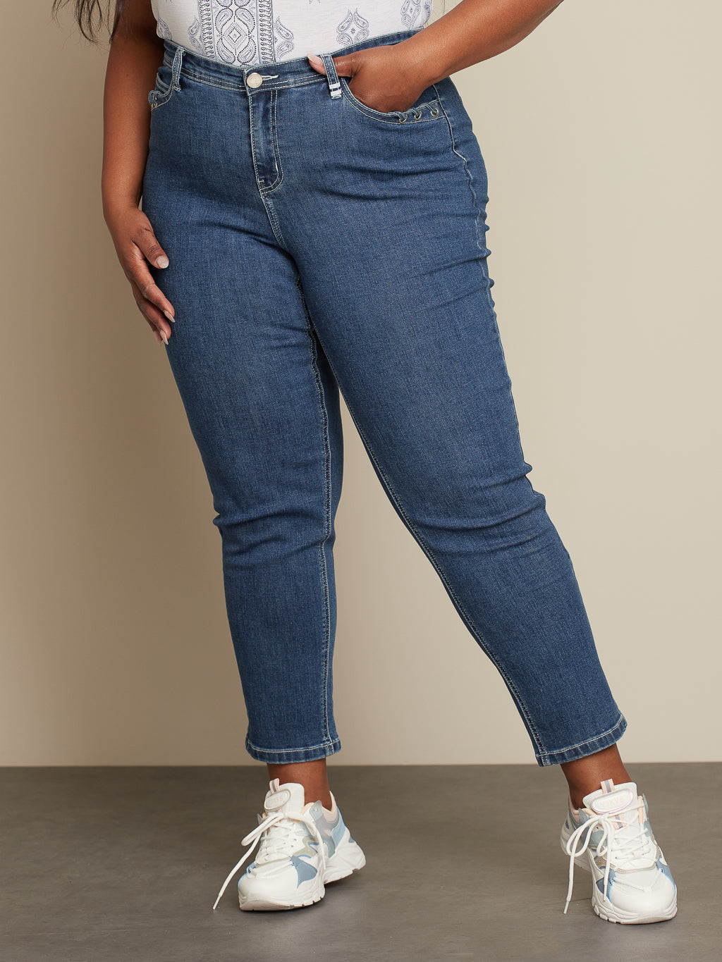Straight semi-fitted jean