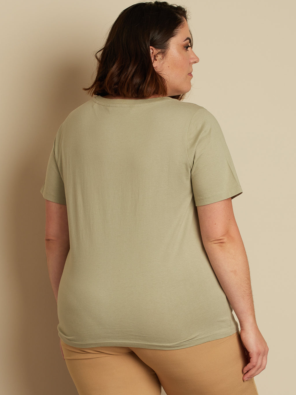Short-sleeve semi-fitted t-shirt