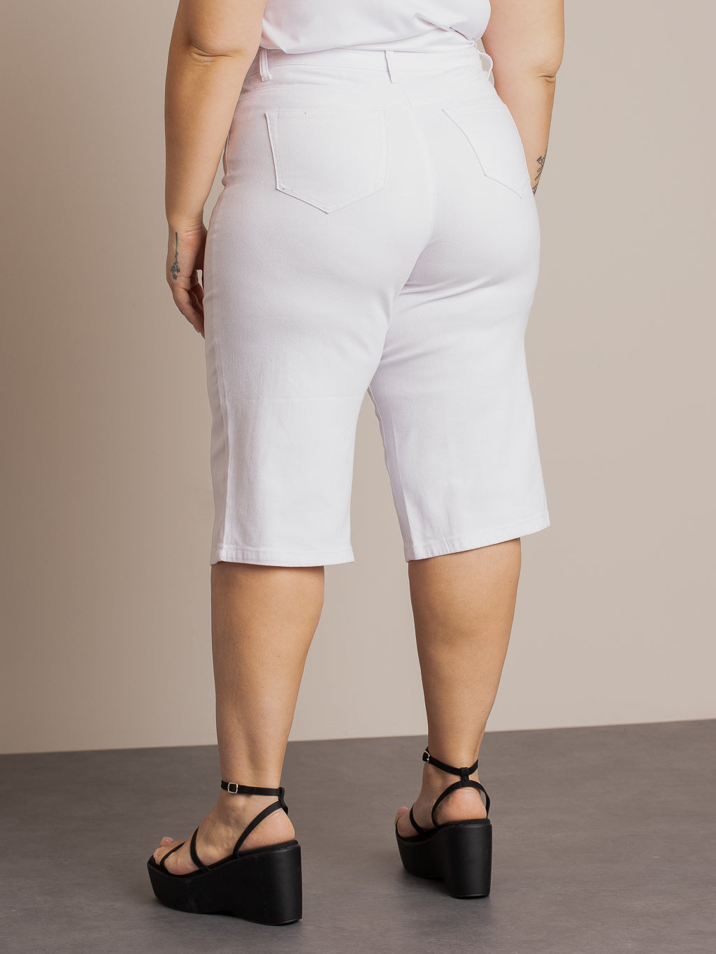 Semi-fitted denim capri
