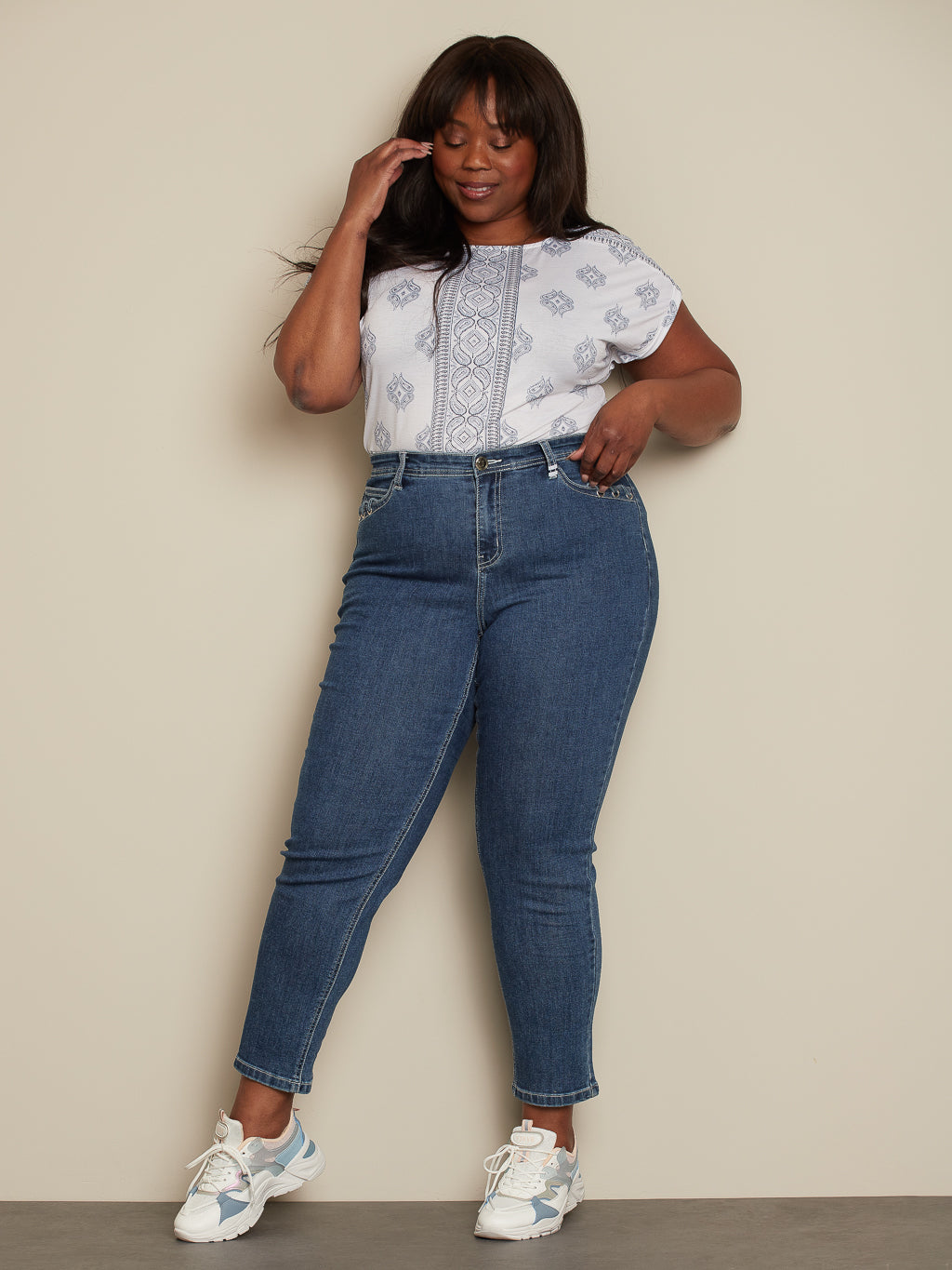 Straight semi-fitted jean