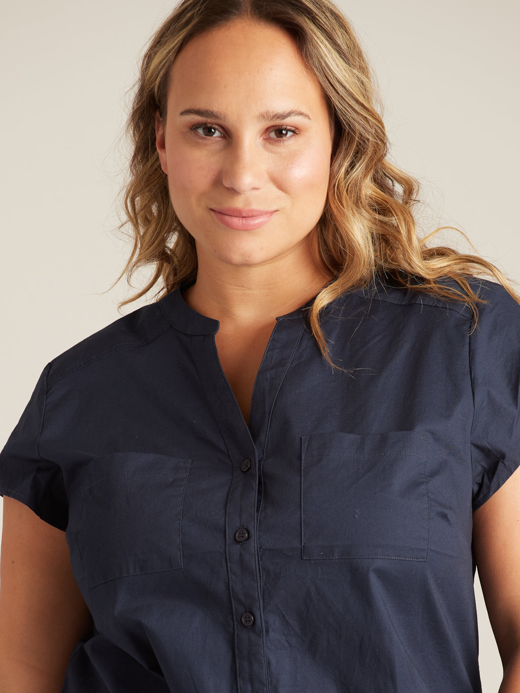 Short-sleeve fitted tunic with buttons